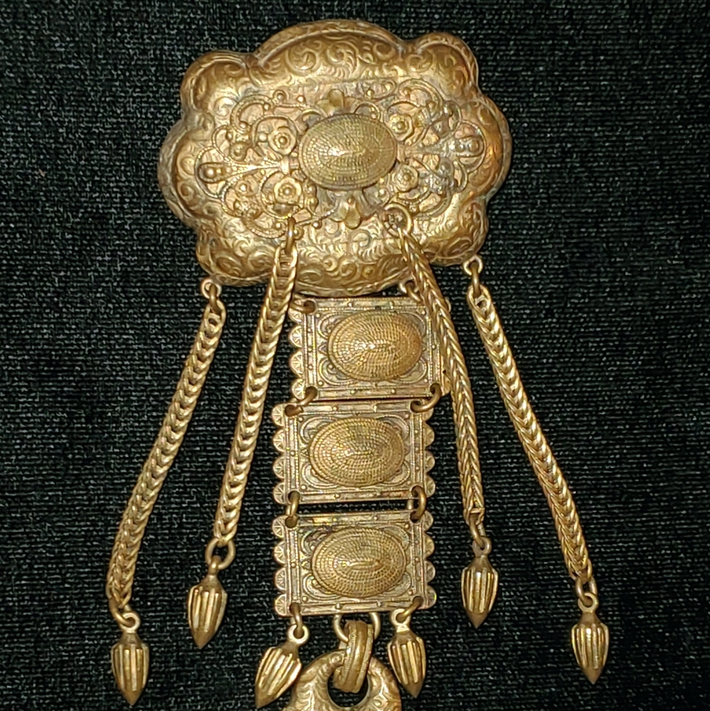 Vintage brass Etruscan Style hanging brooch - Picture 7 of 7